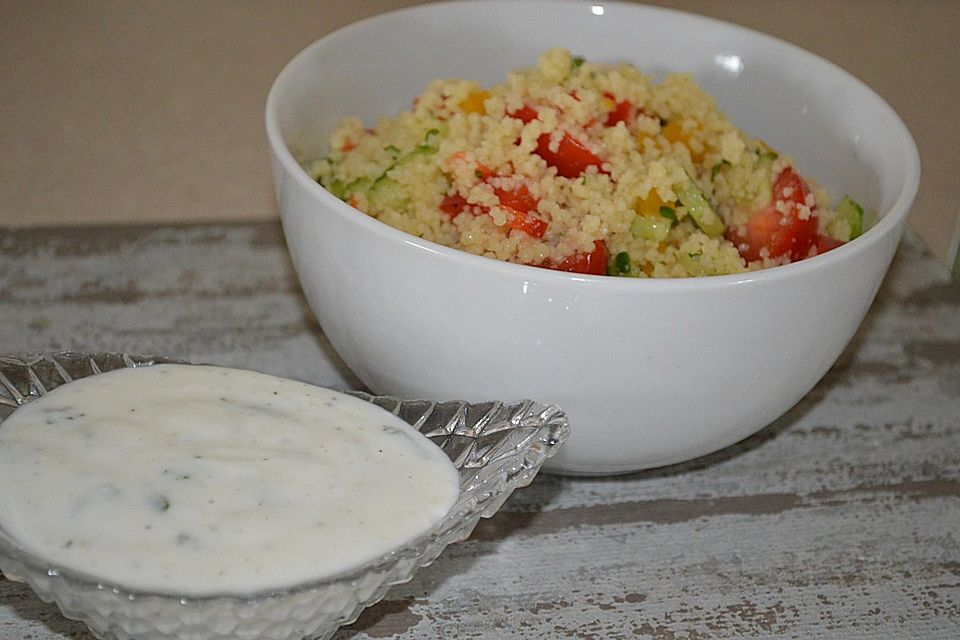 Couscous - Salat mit einer frischen Zitronen - Joghurt Sauce