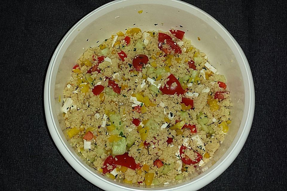 Couscous - Salat mit einer frischen Zitronen - Joghurt Sauce