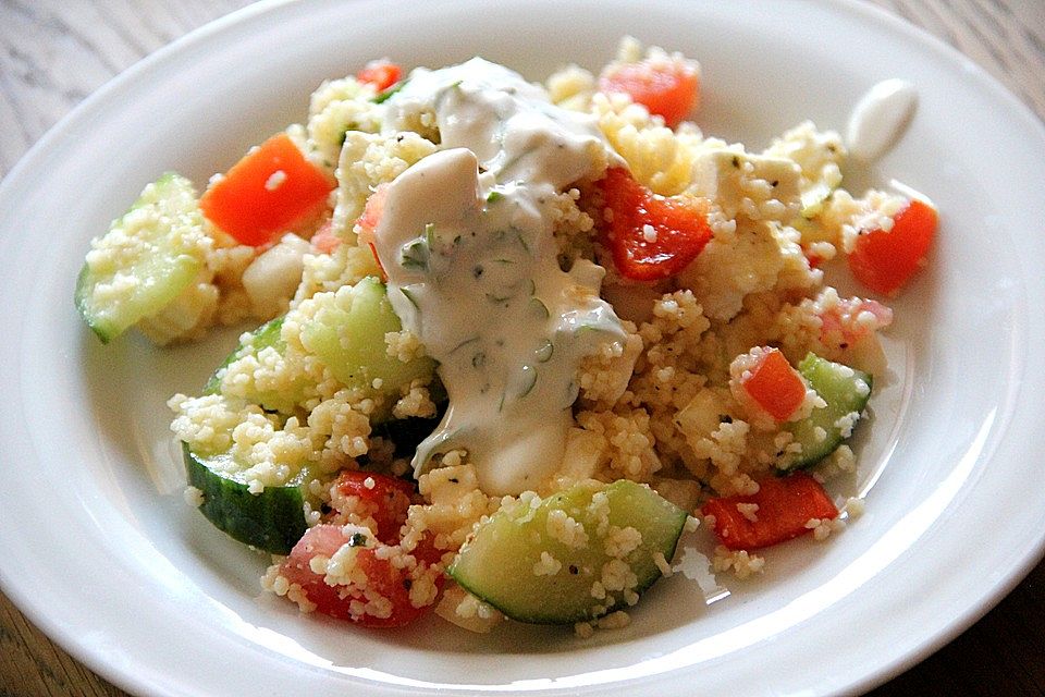 Couscous - Salat mit einer frischen Zitronen - Joghurt Sauce