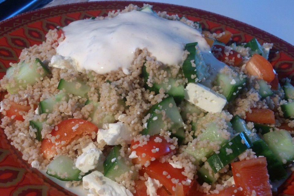 Couscous - Salat mit einer frischen Zitronen - Joghurt Sauce