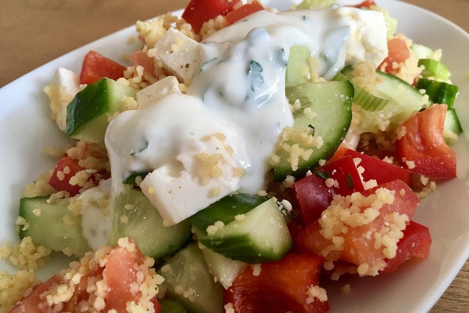 Couscous - Salat mit einer frischen Zitronen - Joghurt Sauce