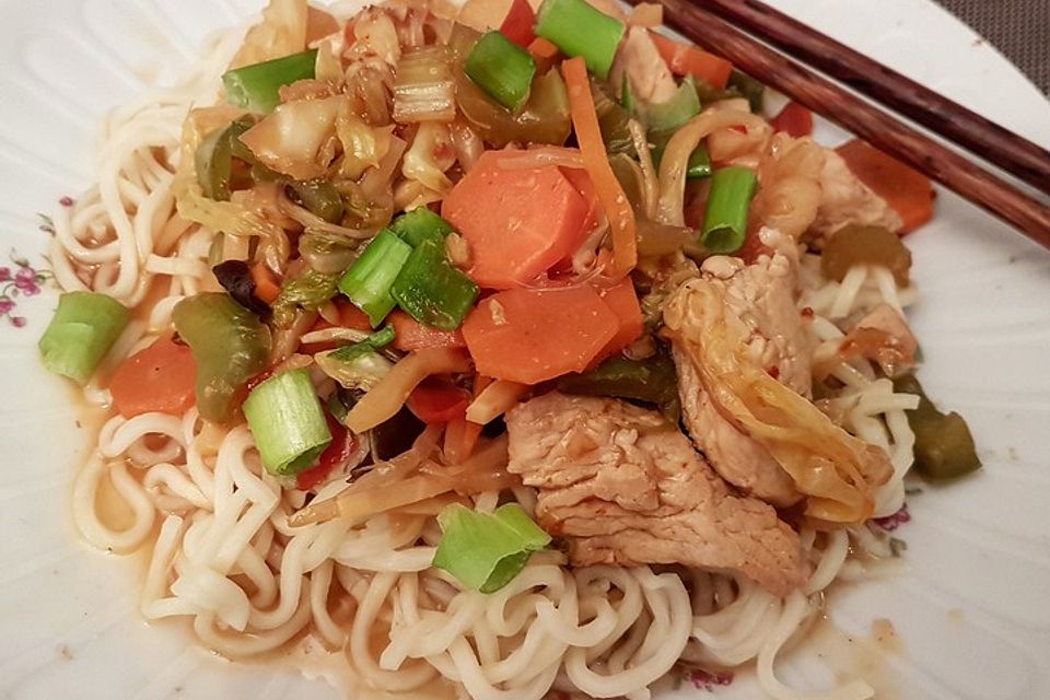 Puten - Chop Suey mit Nudeln