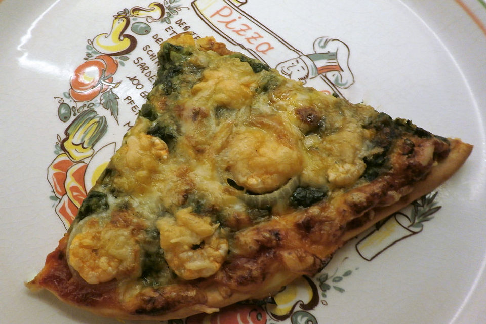 Pizza mit Fisch und Spinat