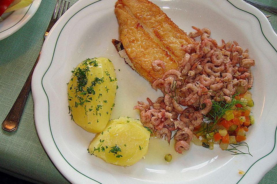 Schollenfilets mit Nordseekrabben, Gurken und Dill