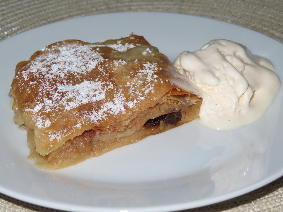 Apfelstrudel mit Vanilleeis von Bärchenmama Chefkoch