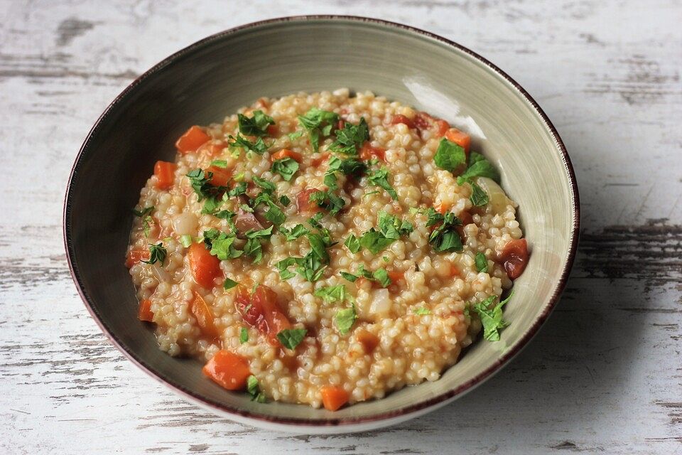 Graupen mit Tomaten und Möhren