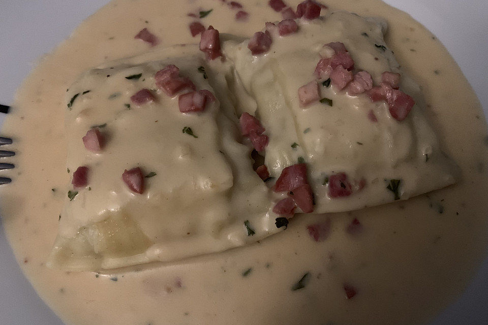 Maultaschen mit Käse-Sahnesauce