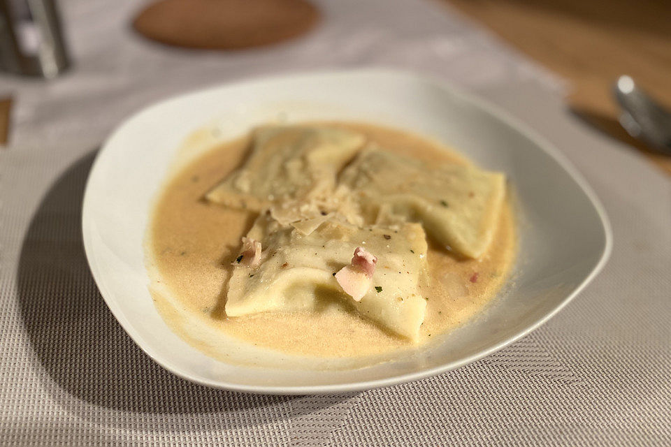 Maultaschen mit Käse-Sahnesauce