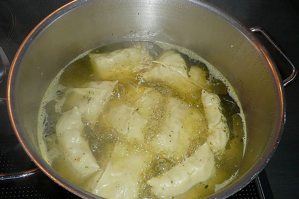 Maultaschen mit Käse-Sahnesauce