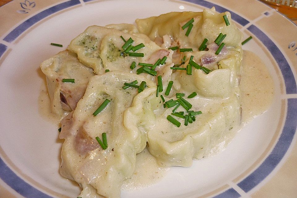 Maultaschen mit Käse-Sahnesauce