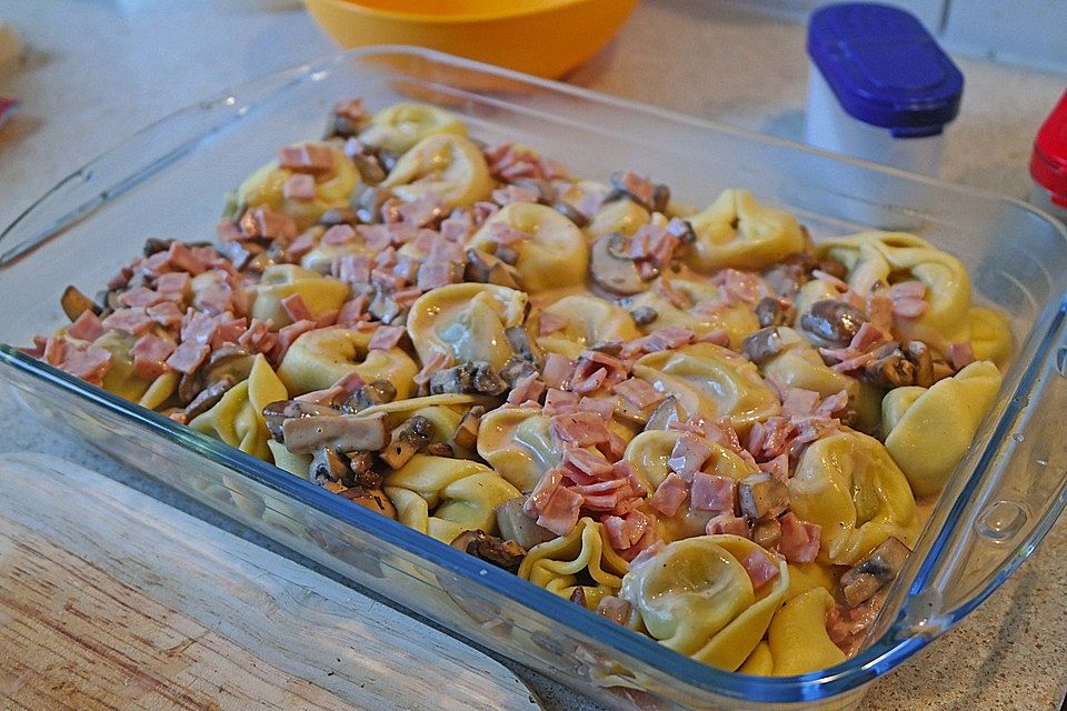 Tortellini mit leckerer Tomaten - Sahne - Sauce überbacken