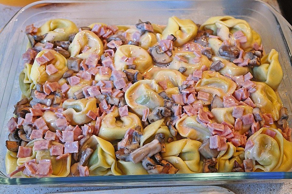 Tortellini mit leckerer Tomaten - Sahne - Sauce überbacken