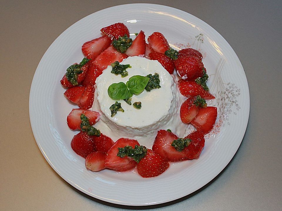 Topfenschaum mit Erdbeeren und süßem Pesto von sundrea| Chefkoch
