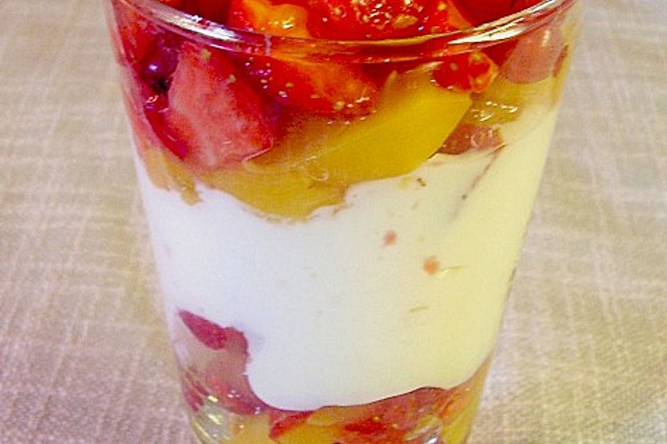 Vanillepudding mit Quark und Obst