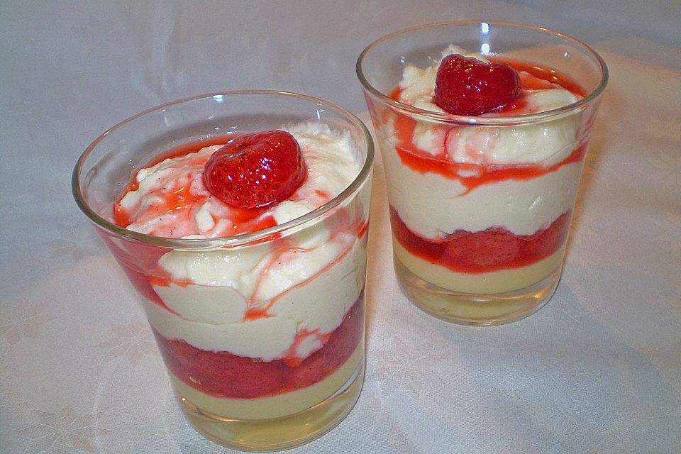 Vanillepudding mit Quark und Obst