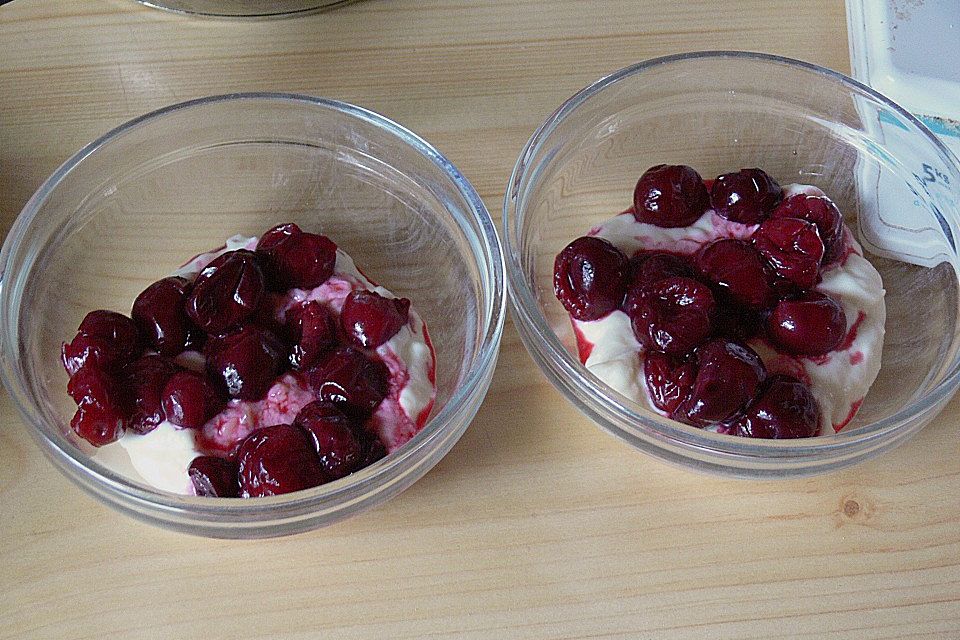 Vanillepudding mit Quark und Obst