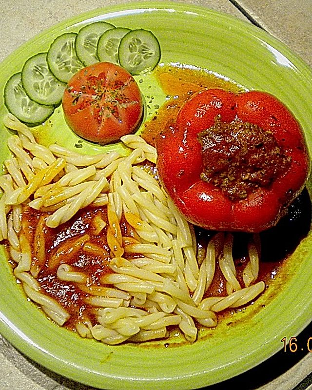 Paprikaschoten mit Hack, Käse und Sauerkraut Füllung in Tomatensuppe.