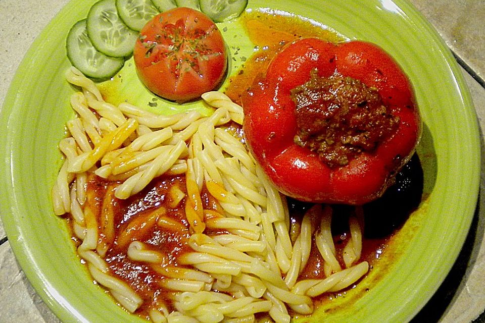 Paprikaschoten mit Hack, Käse und Sauerkraut Füllung in Tomatensuppe.