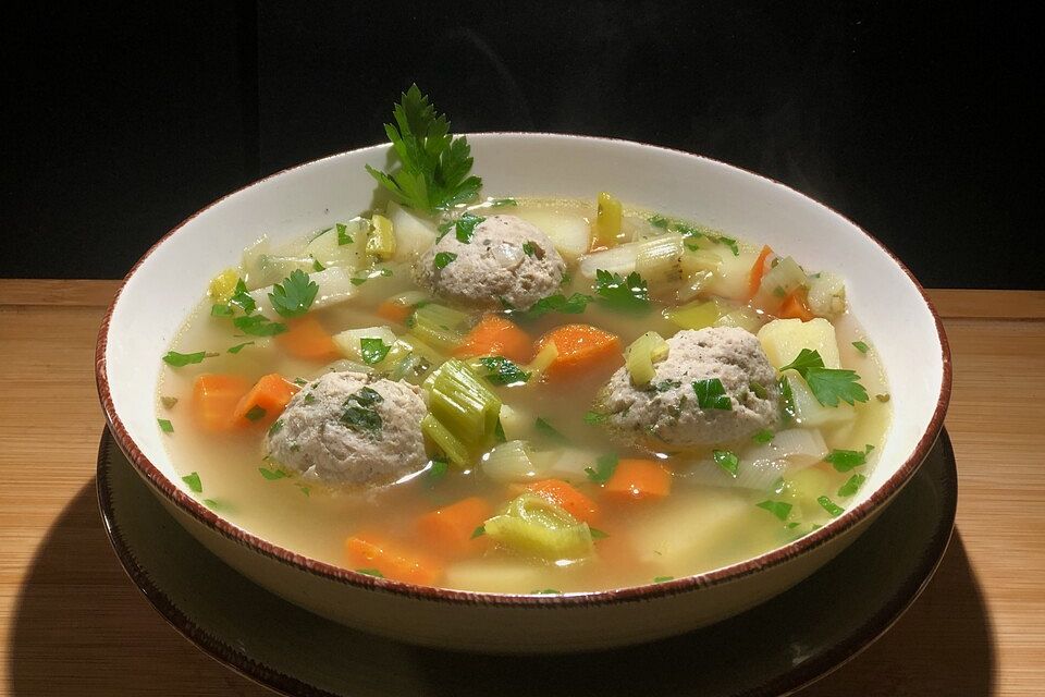 Gemüsesuppe mit Hackfleischbällchen