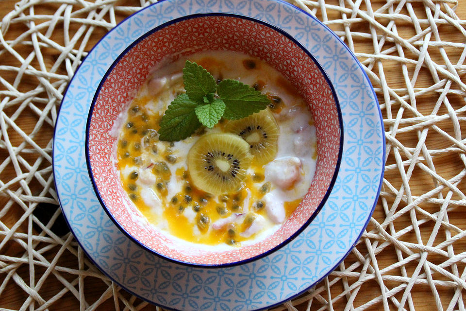 Quarkspeise mit Früchten