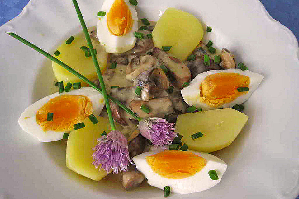 Eier auf Kartoffeln und Champignons