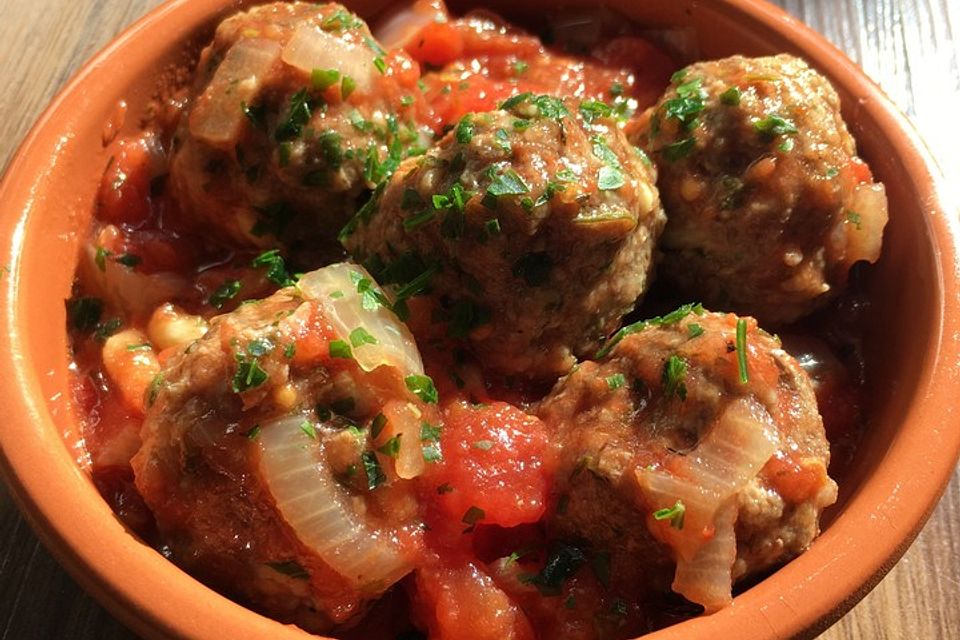 Albondigas in Tomatensauce