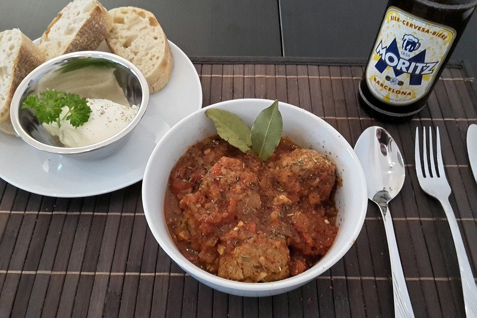 Albondigas in Tomatensauce