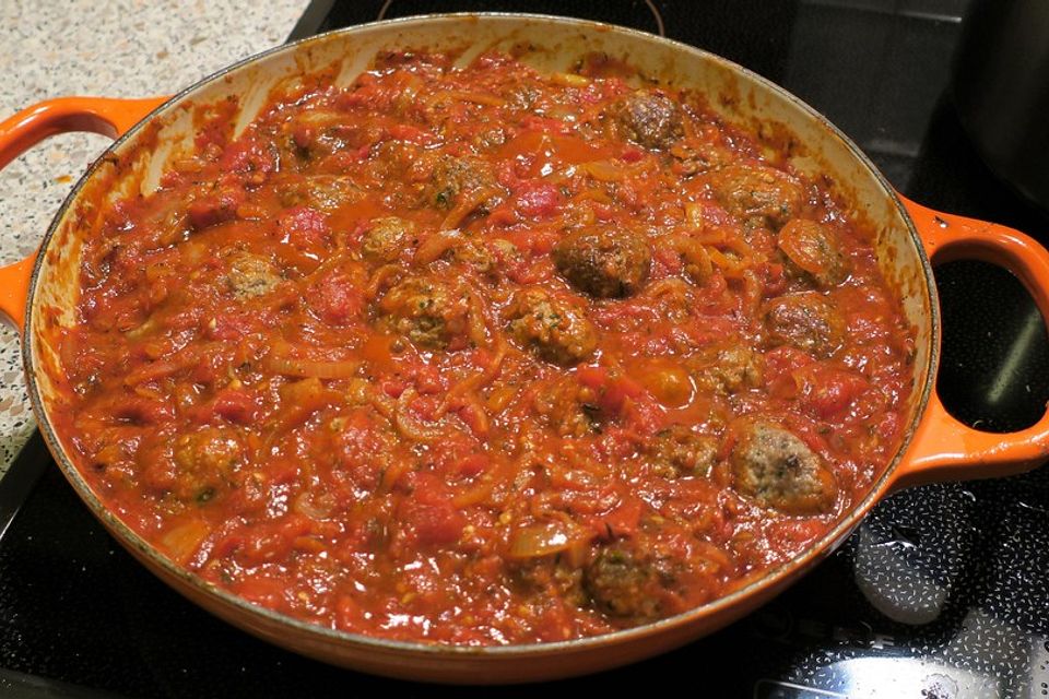 Albondigas in Tomatensauce