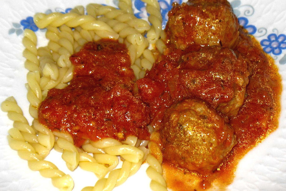 Albondigas in Tomatensauce