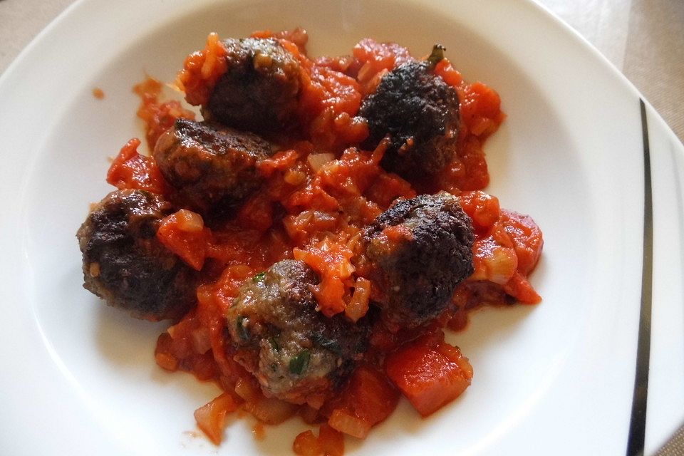 Albondigas in Tomatensauce