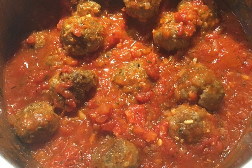 Albondigas in Tomatensauce