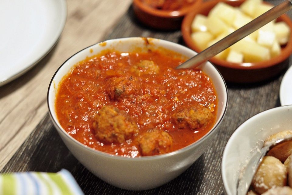 Albondigas in Tomatensauce