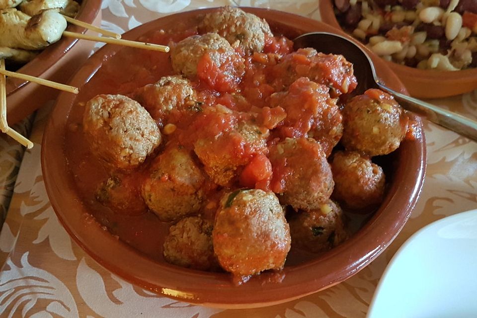 Albondigas in Tomatensauce