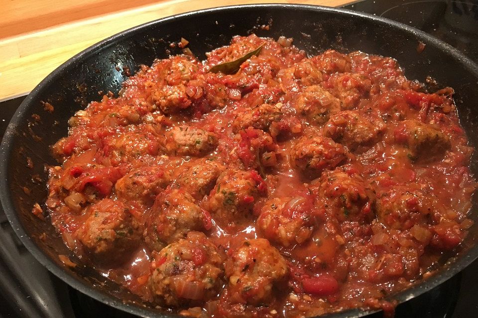 Albondigas in Tomatensauce