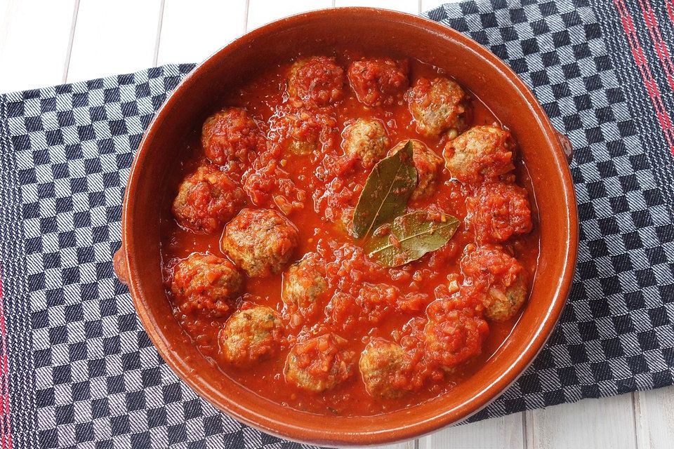 Albondigas in Tomatensauce