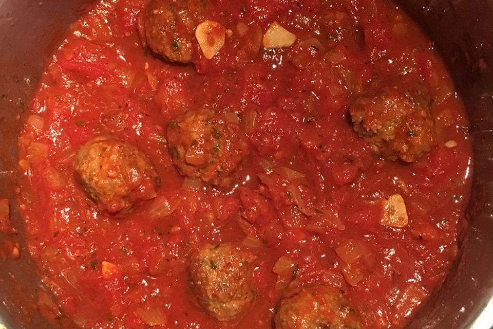 Albondigas in Tomatensauce