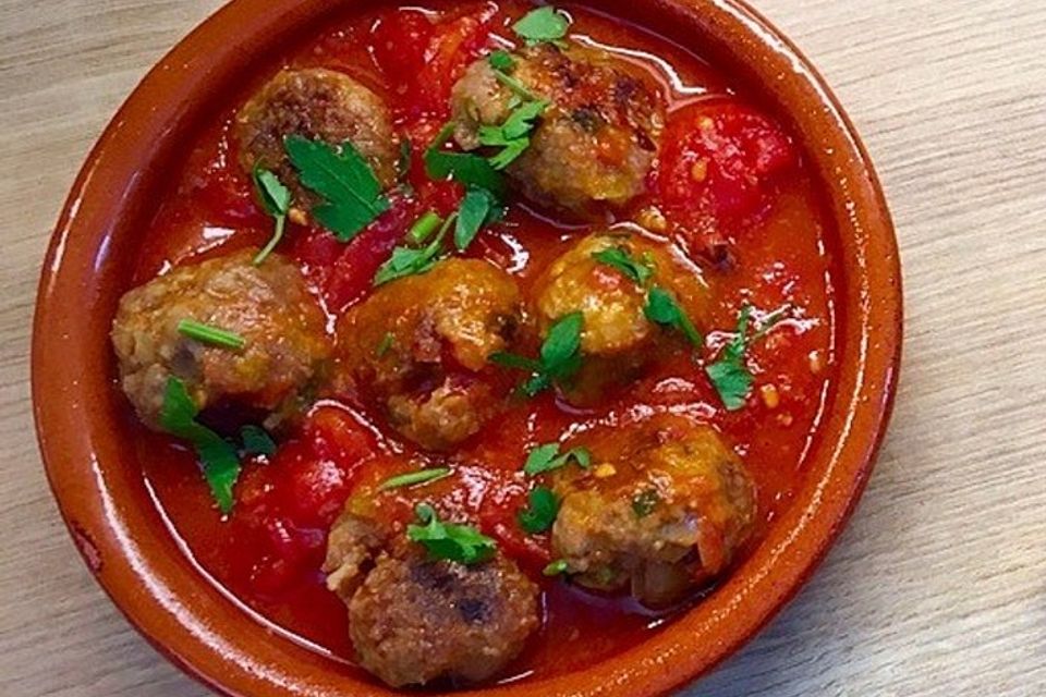 Albondigas in Tomatensauce