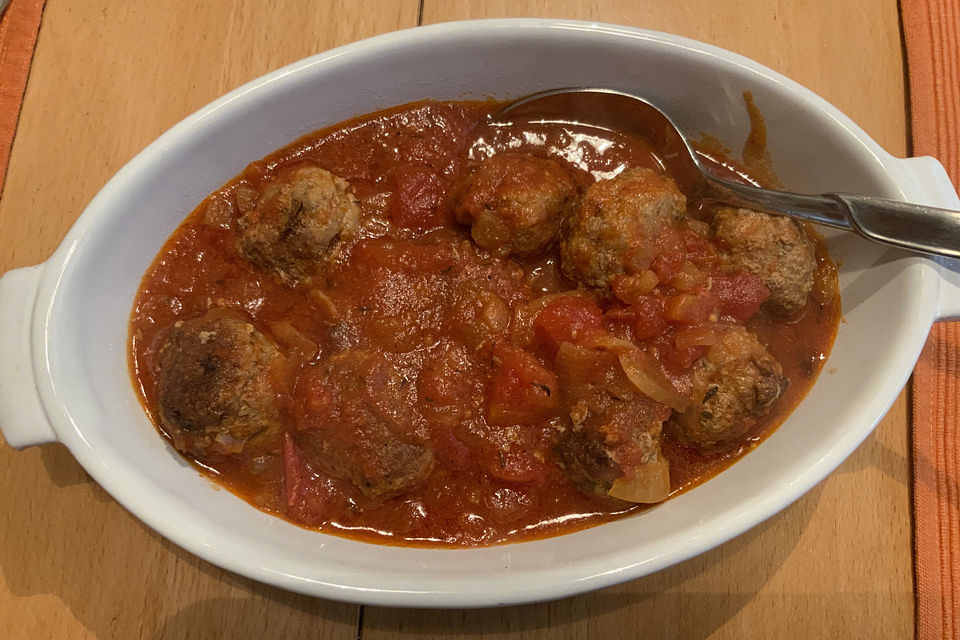 Albondigas in Tomatensauce