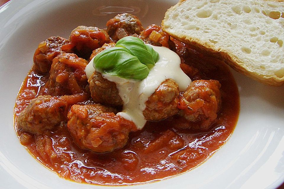 Albondigas in Tomatensauce