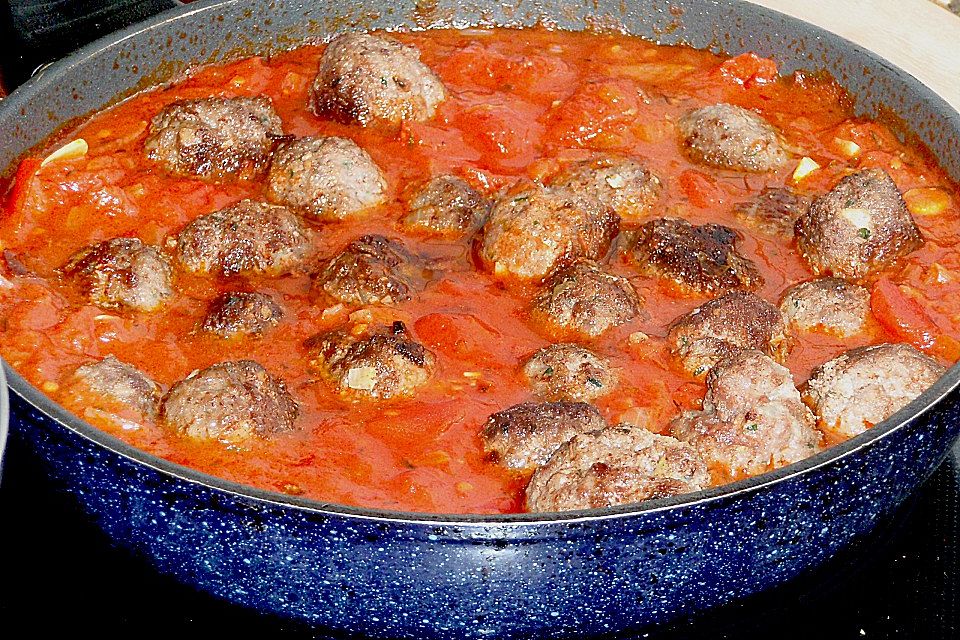 Albondigas in Tomatensauce