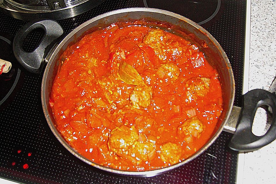 Albondigas in Tomatensauce