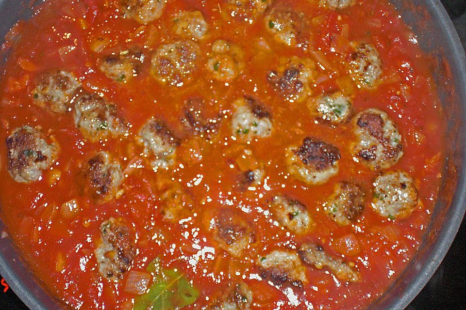 Albondigas in Tomatensauce