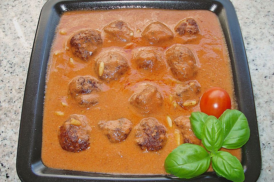 Albondigas in Tomatensauce