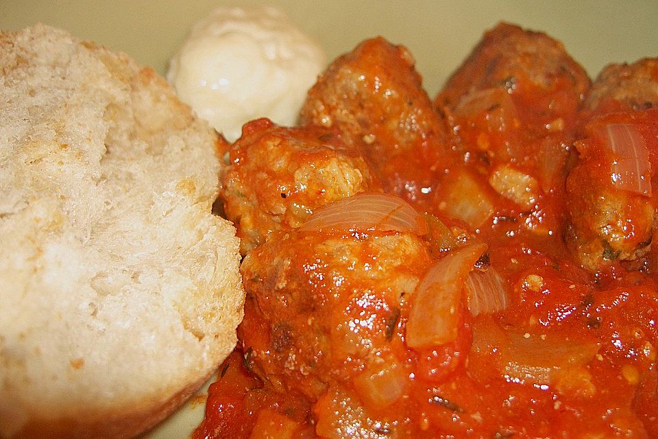 Albondigas in Tomatensauce