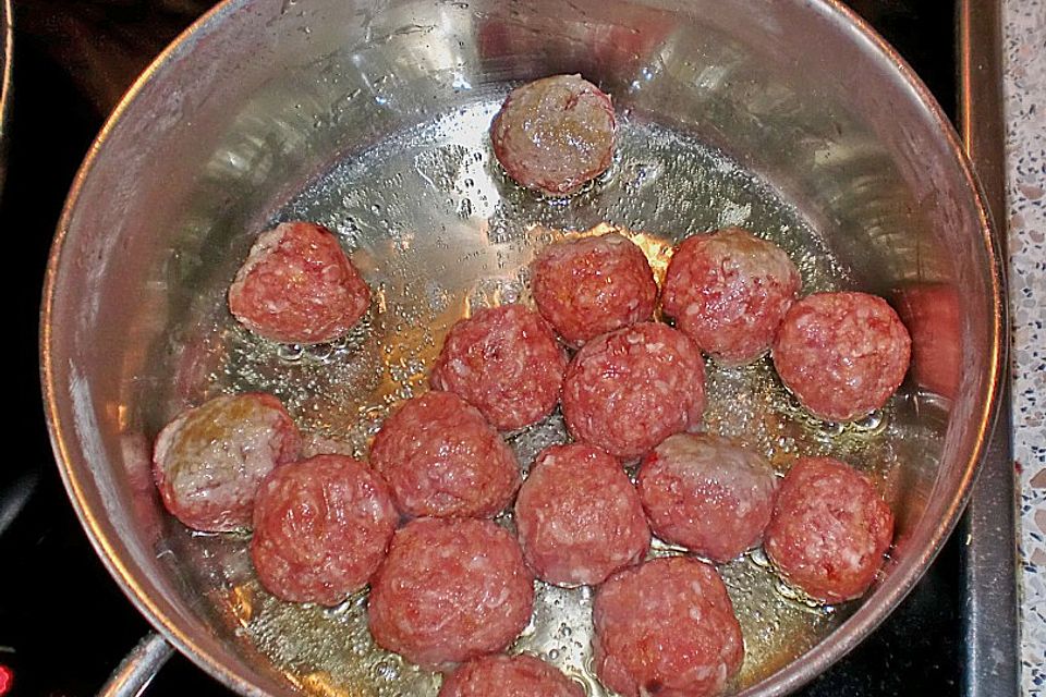 Albondigas in Tomatensauce