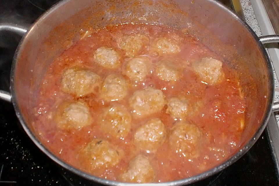 Albondigas in Tomatensauce