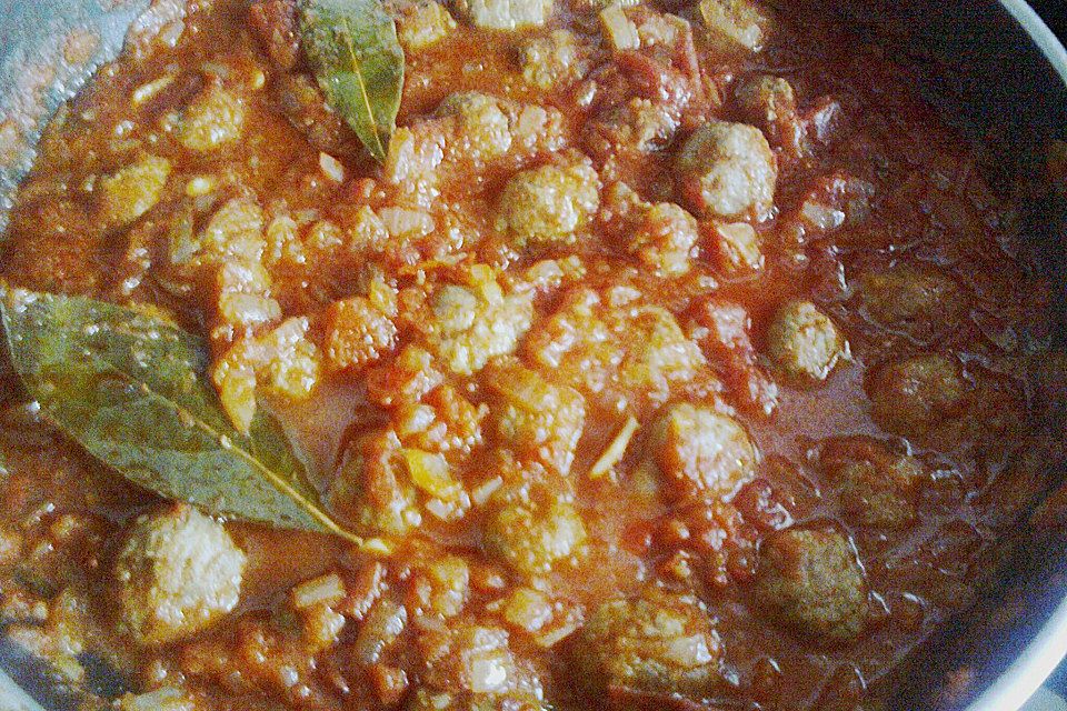 Albondigas in Tomatensauce