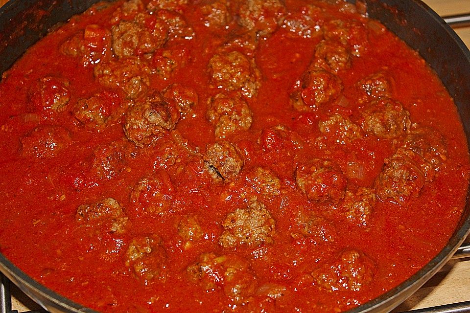 Albondigas in Tomatensauce