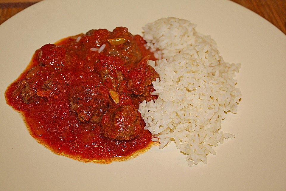 Albondigas in Tomatensauce