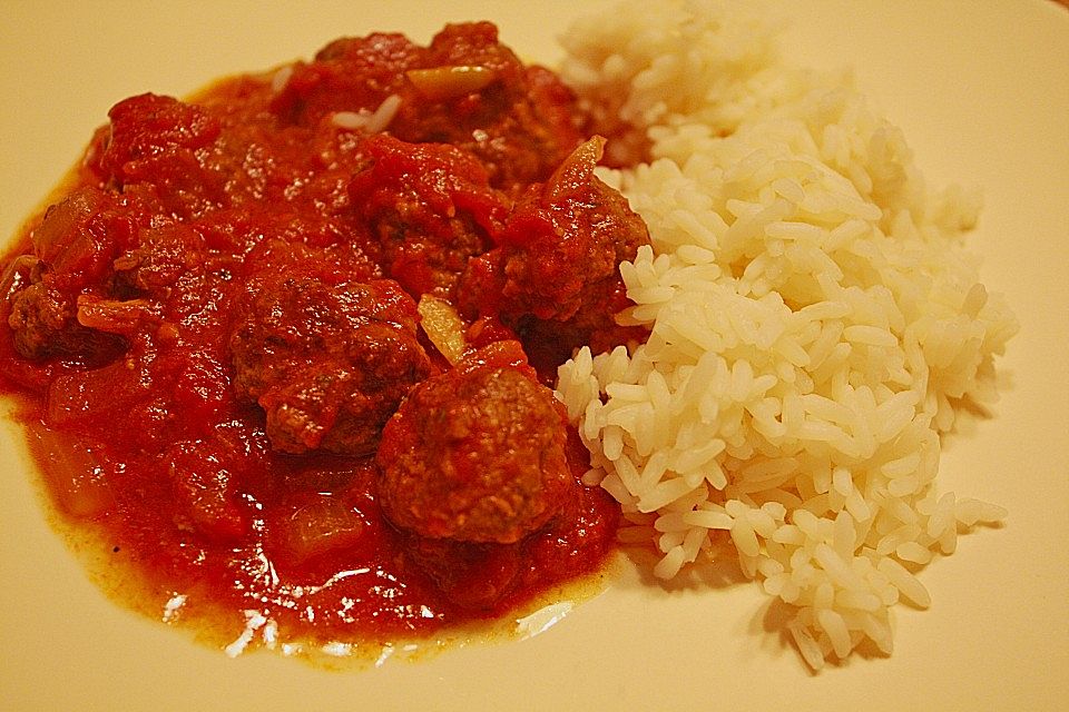 Albondigas in Tomatensauce